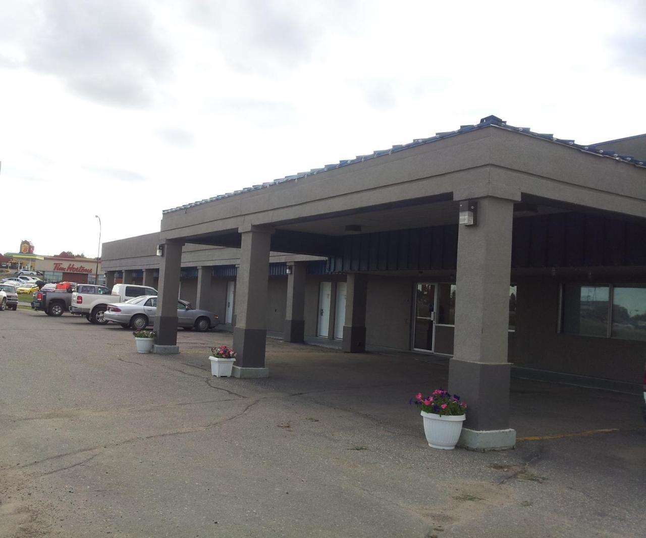 Skyview Swift Current Hotel Exterior photo